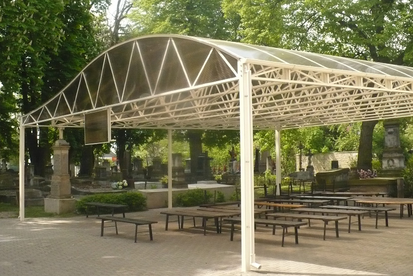 very long latticed canopy. Underneath are benches.
